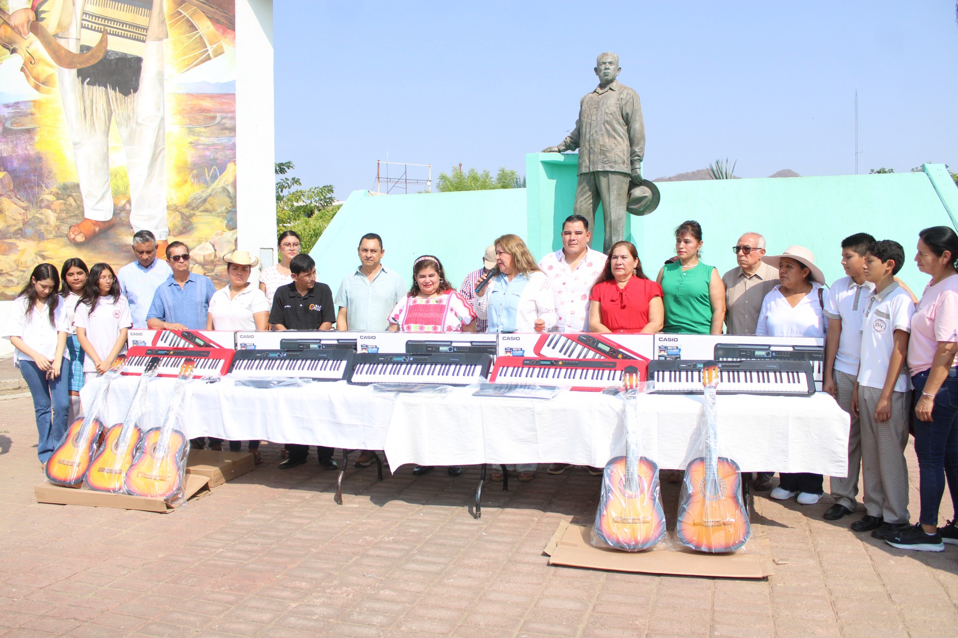 Se entregan de instrumentos musicales al Grupo de Iniciación Musical.