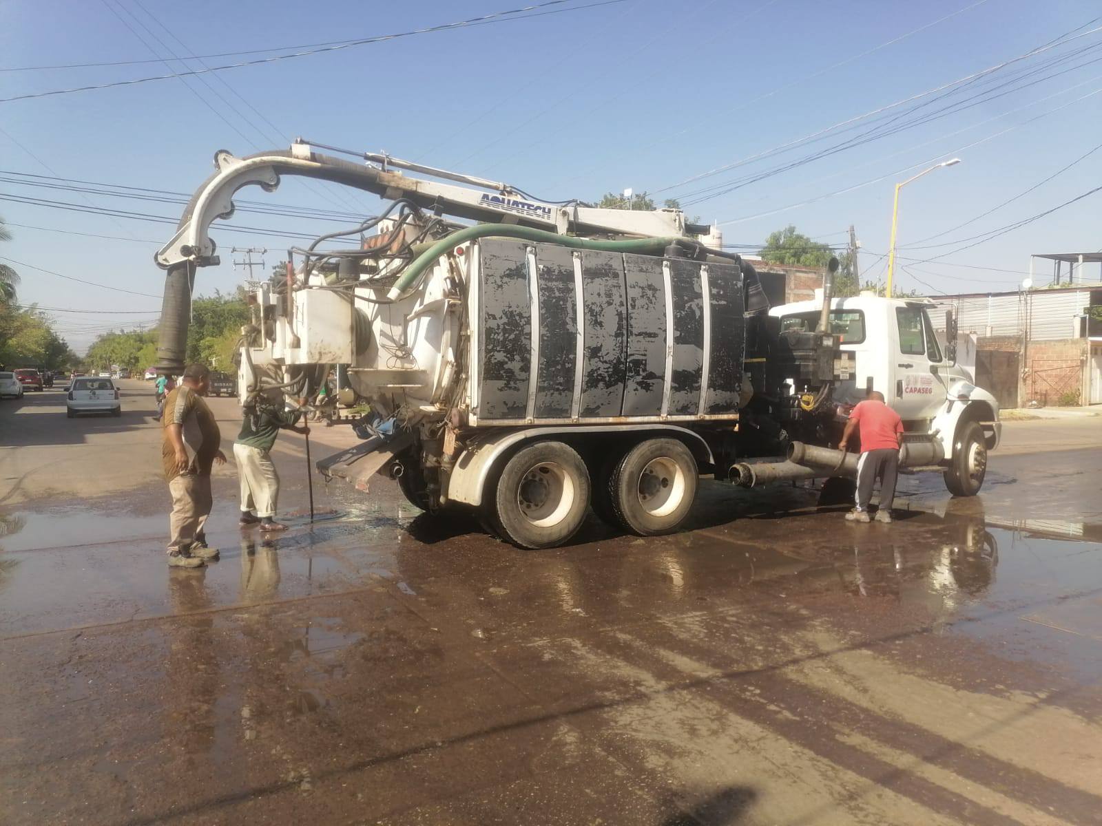 Mantenimiento y sondeo en la línea principal de drenaje de la calle Juan N