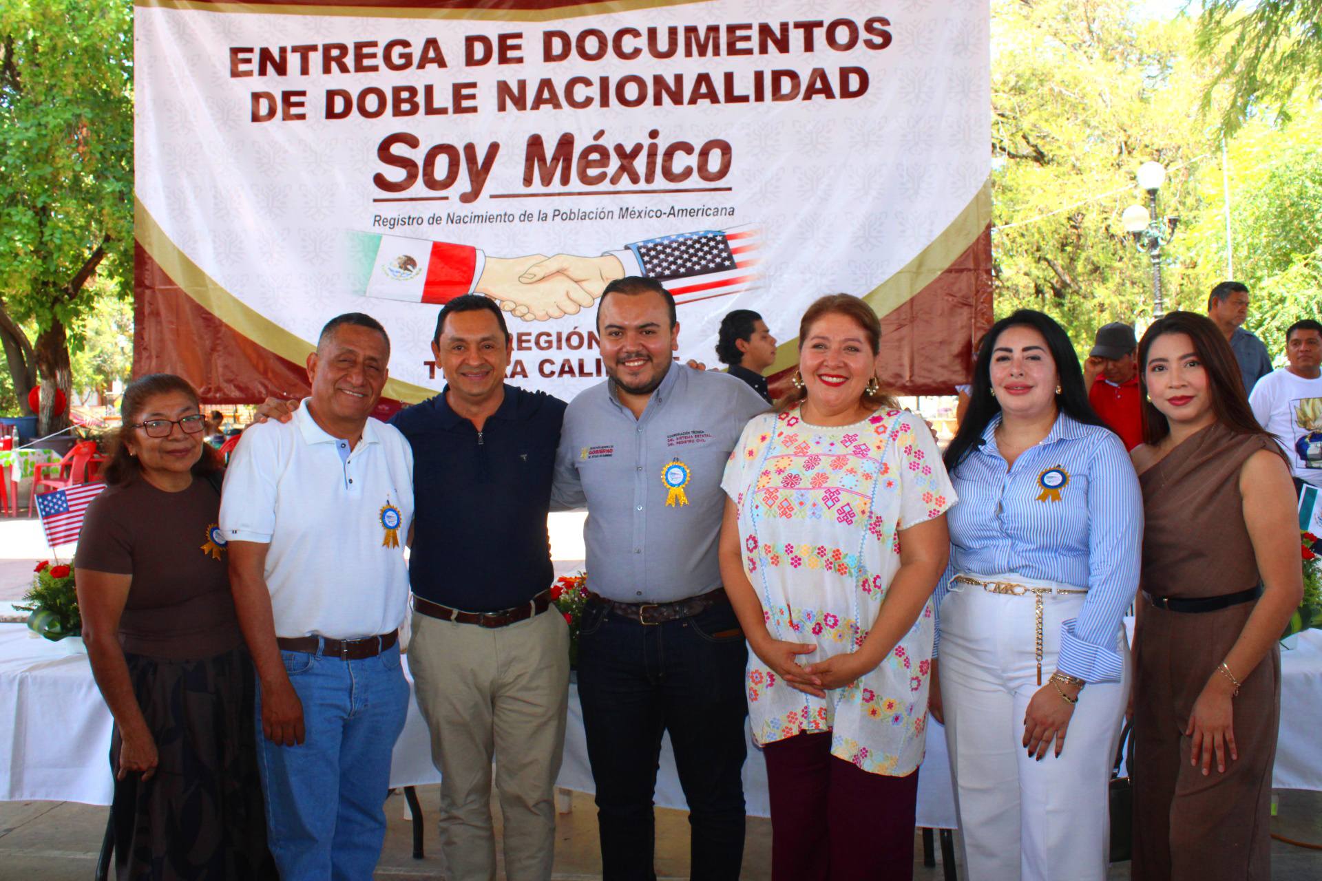 Nuestra Presidenta Municipal, Brenda Núñez Peñaloza, asistió a la entrega de documentos de doble nacionalidad