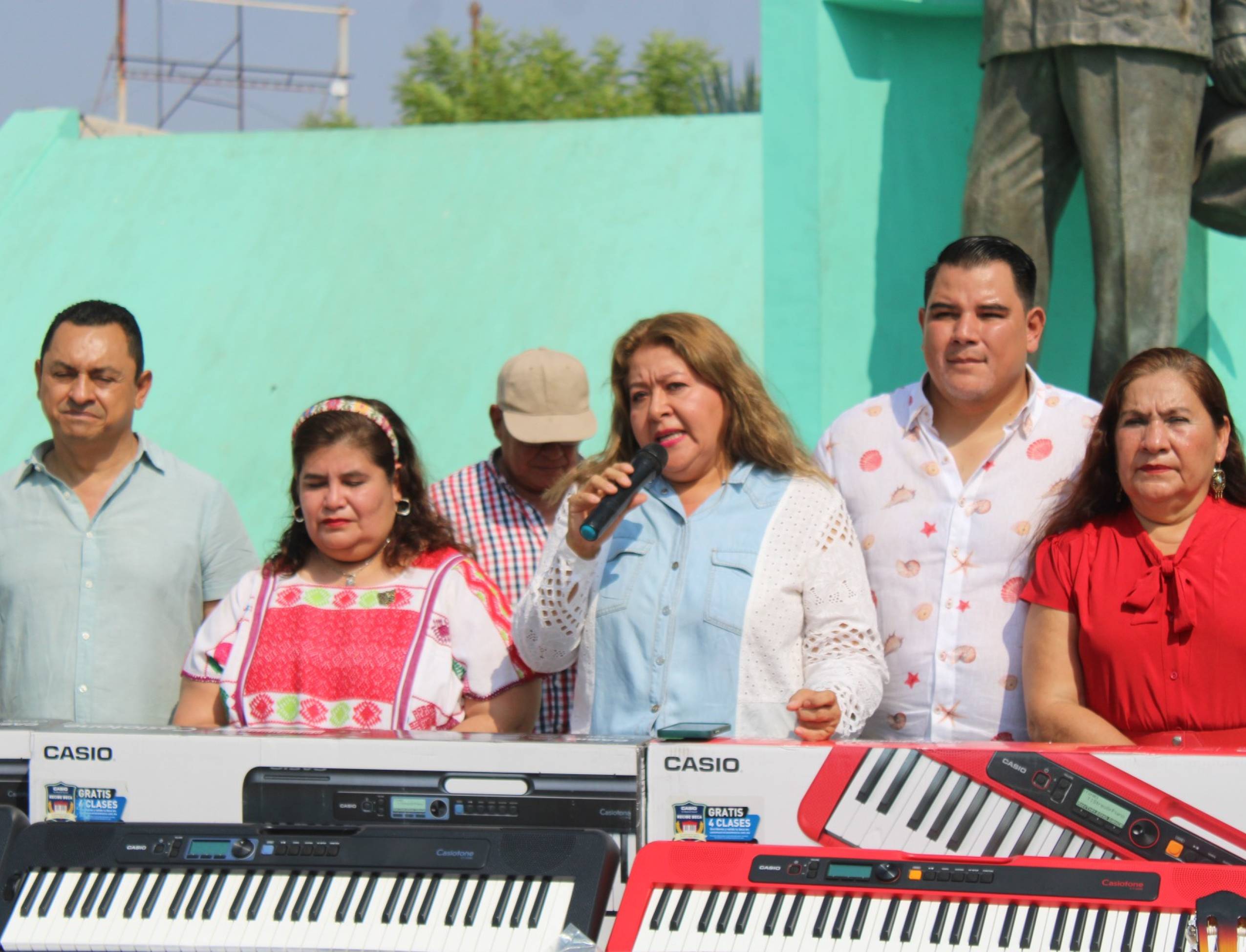 Se entregan de instrumentos musicales al Grupo de Iniciación Musical.