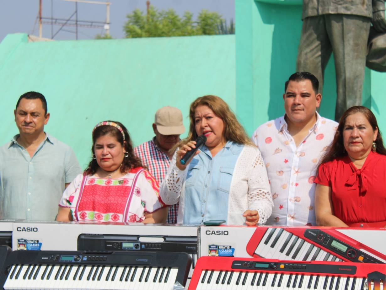 Se entregan de instrumentos musicales al Grupo de Iniciación Musical.