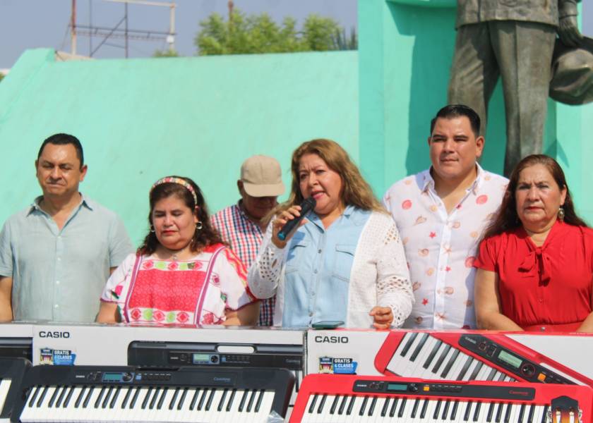 Se entregan de instrumentos musicales al Grupo de Iniciación Musical.
